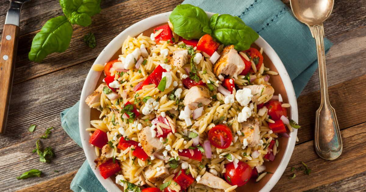 Savourez la dolce vita avec cette salad d'orzo méditerranéenne irrésistible