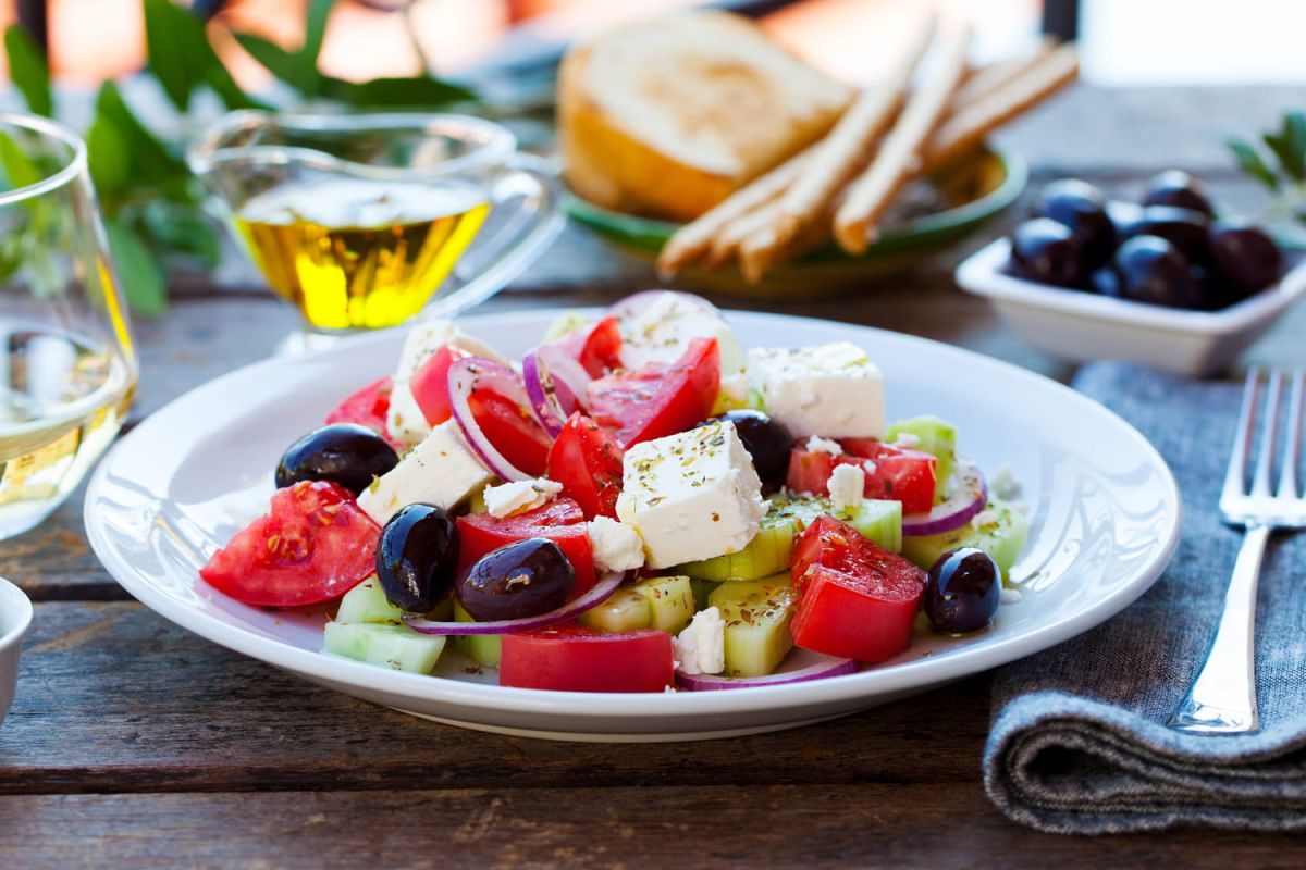 Un chef dévoile l'ingrédient à bannir pour réussir sa salade grecque
