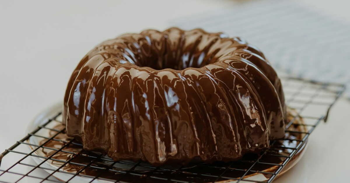Un glaçage au chocolat qui fait briller vos desserts