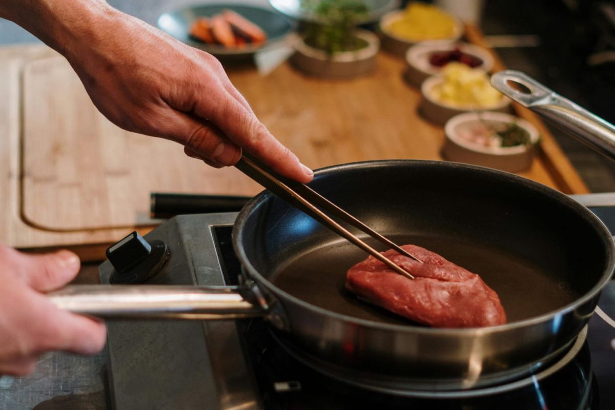 Cuisiner la viande à la poêle sans ajout de graisse : la méthode à essayer