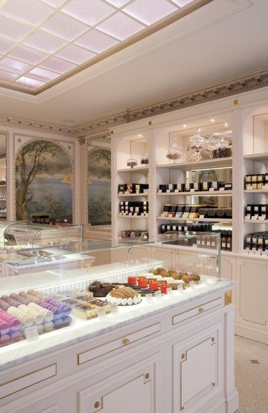 La Maison Angelina Rive gauche présente sa collection de pâtisseries haute couture du printemps