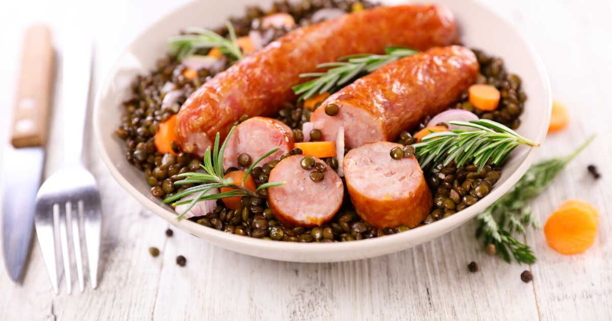 Saucisse-lentilles : une recette express qui réchauffe le cœur