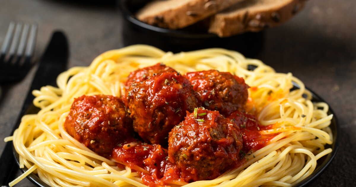 Une explosion de saveurs : les boulettes de viande fourrées au fromage et leur sauce onctueuse