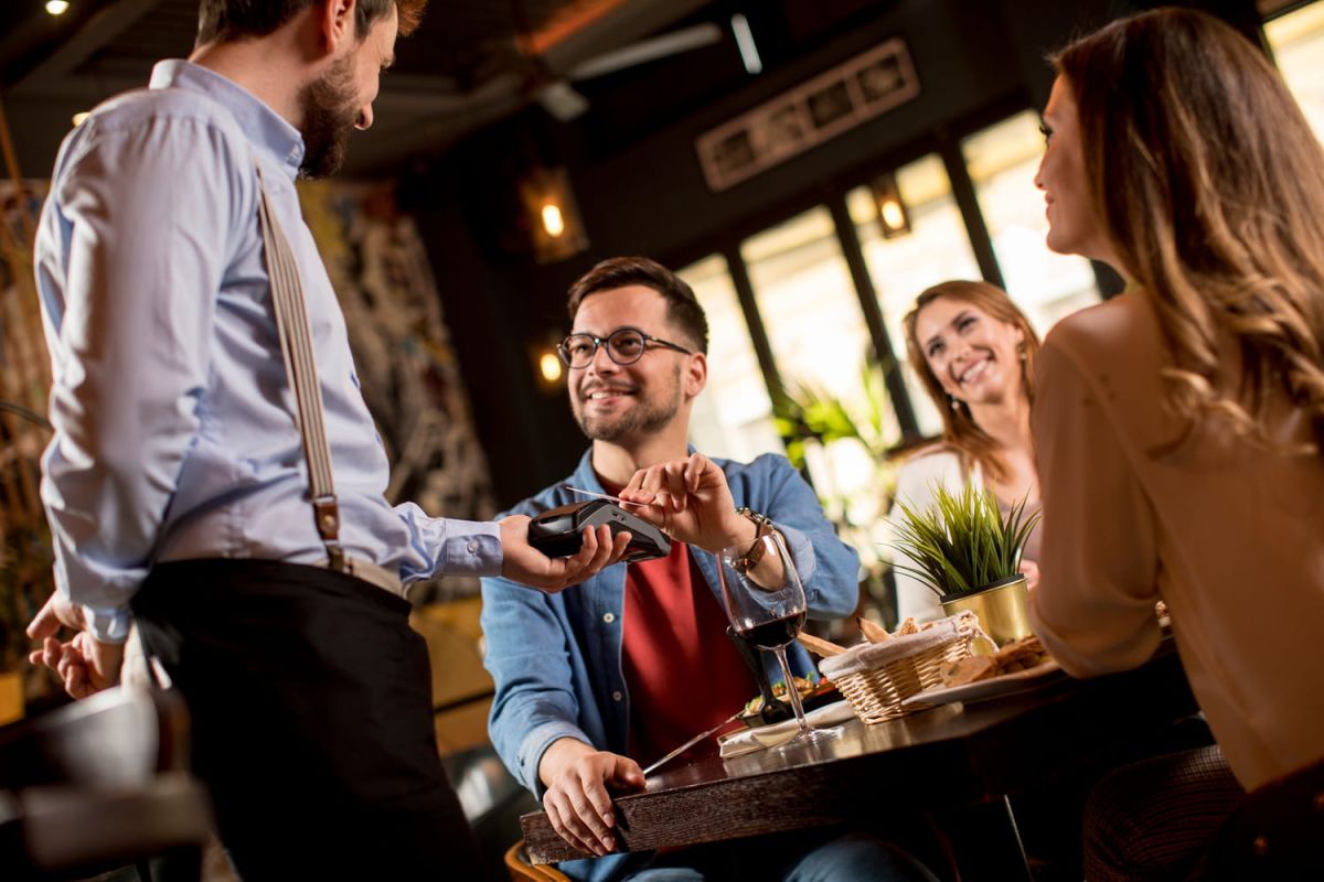 Rester à table après l'addition : la limite à ne pas dépasser