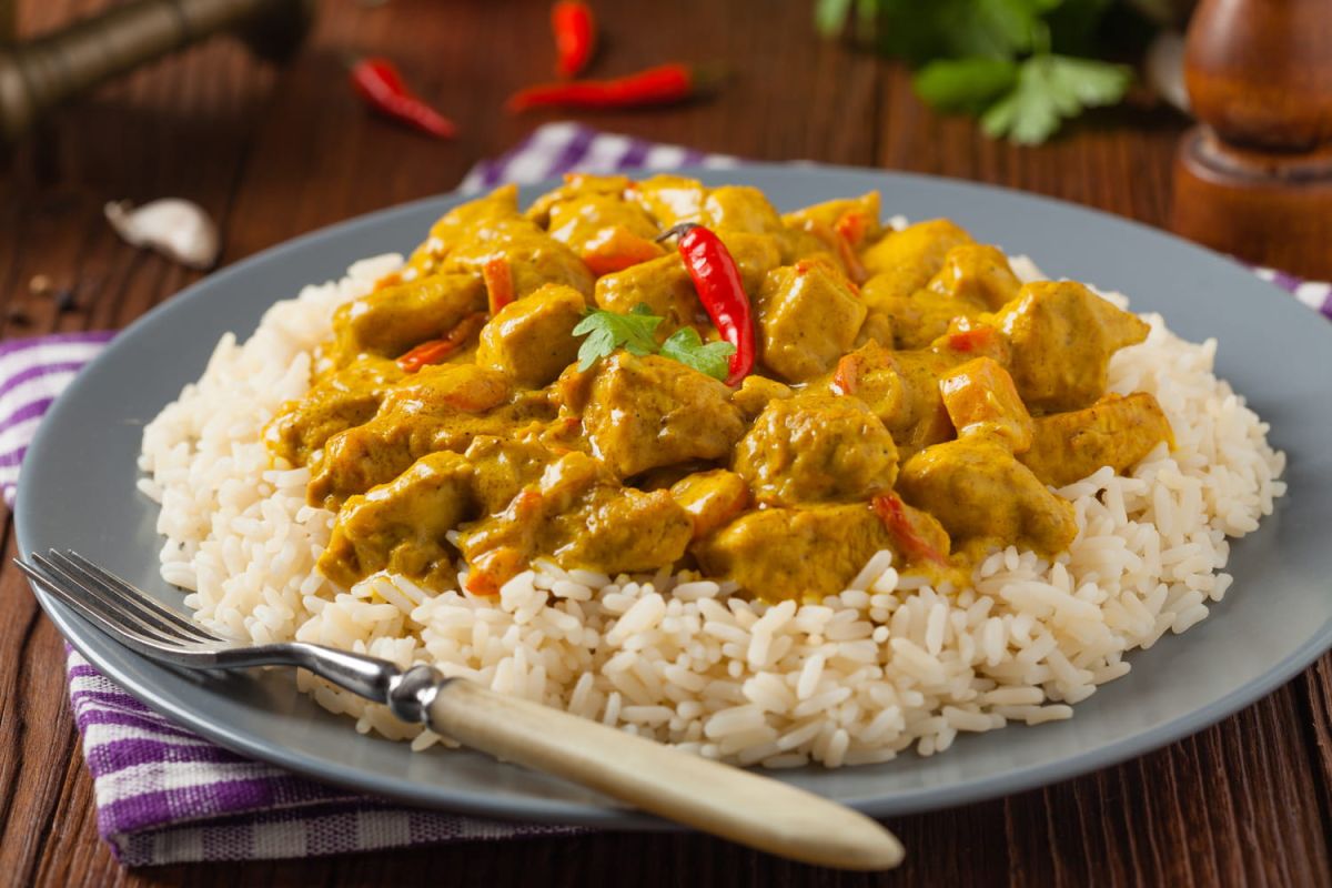 le poulet au curry de cyril lignac : l'astuce pour une viande tendre et savoureuse