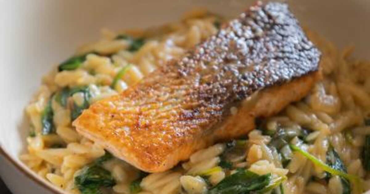 Un plat toscan irrésistible : orzo crémeux au saumon en une seule poêle