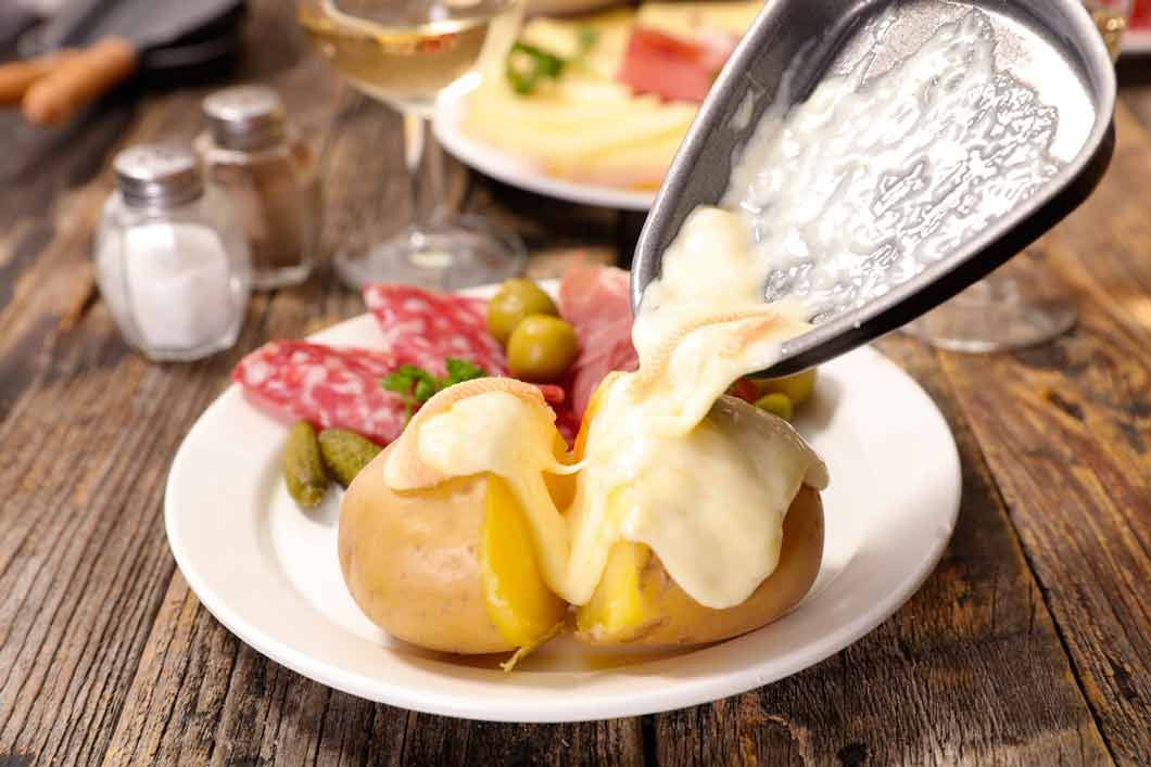 Les secrets d'une raclette réussie : combien de fromage, charcuterie et pommes de terre par personne ?
