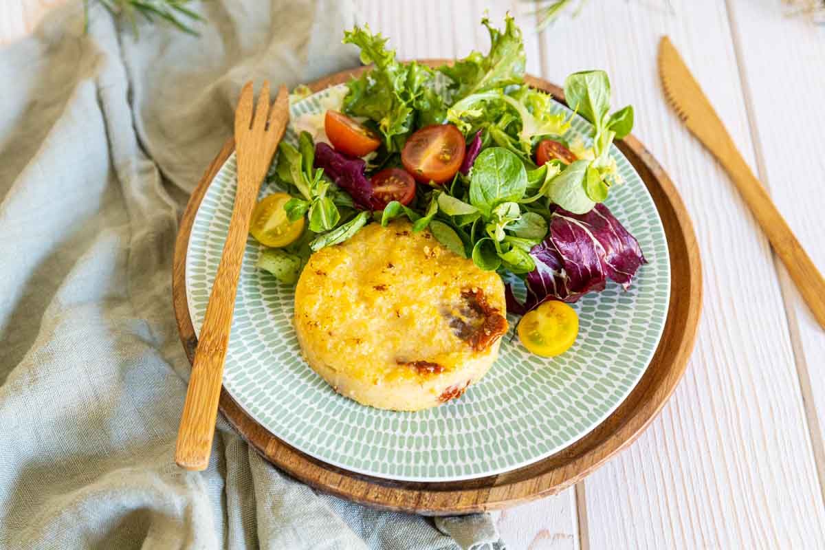 Galettes de polenta aux tomates séchées