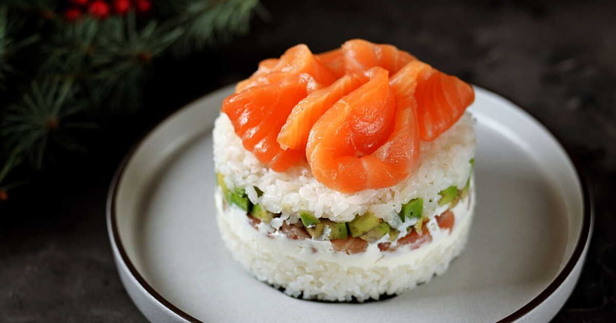 Sushi cake : le dessert innovant qui révolutionne l'art des sushis