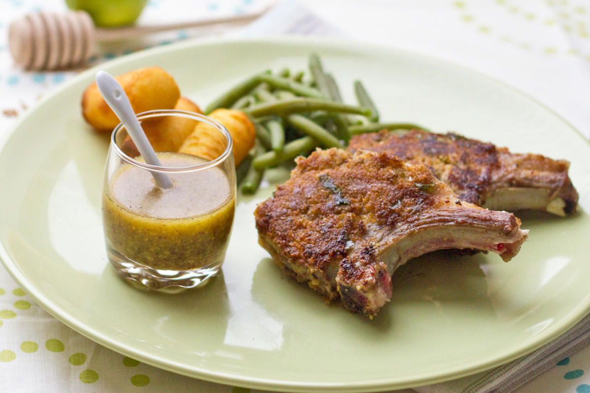 Côtes d'agneau à la moutarde à l'ancienne et aux herbes, sauce au miel