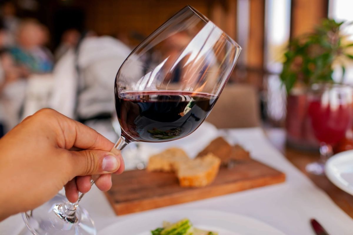 Les secrets du vin au restaurant : pourquoi votre choix peut vous coûter cher