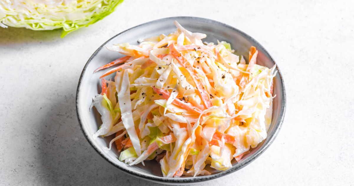 Découvrez la salade coleslaw, le compagnon parfait de vos barbecues