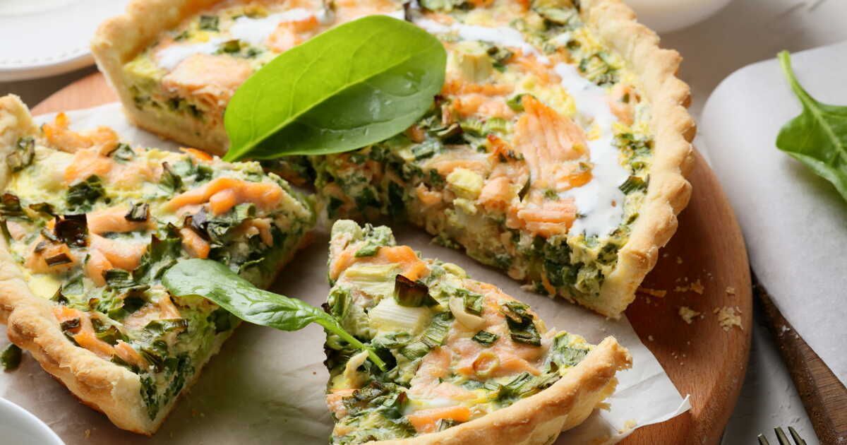 Une tarte de pommes de terre au saumon et épinards pour un dîner en famille réussi