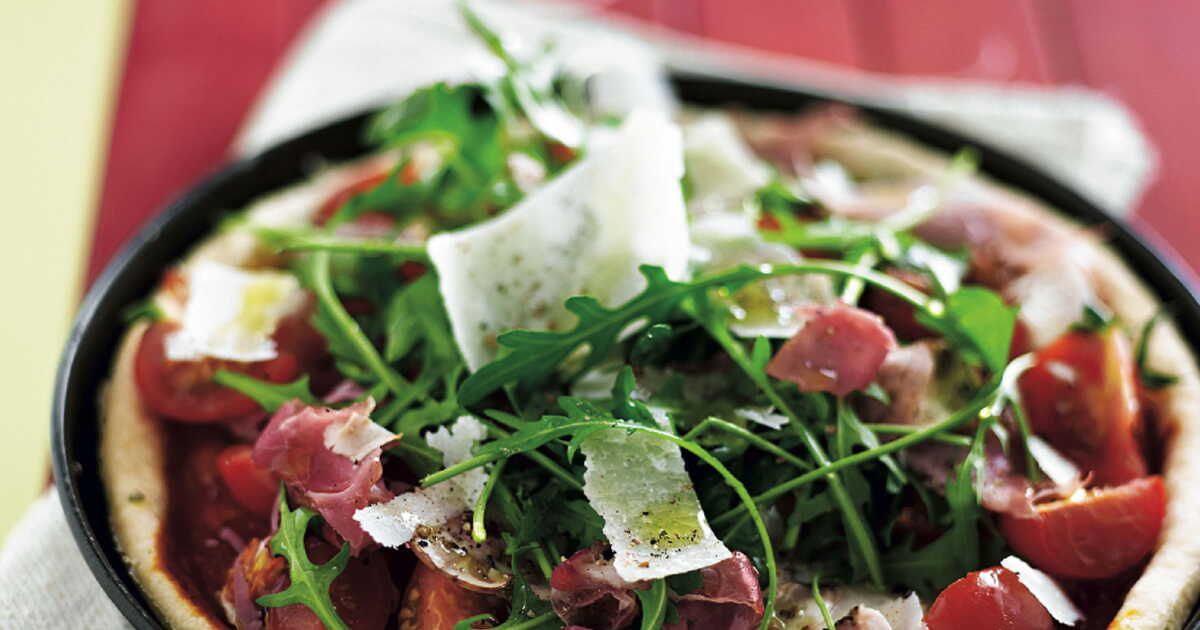 Une délicieuse tarte au jambon de Parme revisitée en pizza