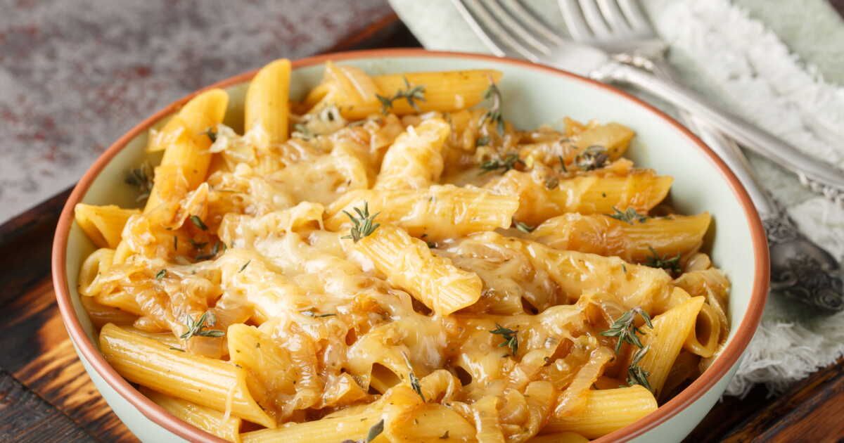 La recette inratable du rigatoni soupe à l'oignon qui fait le buzz