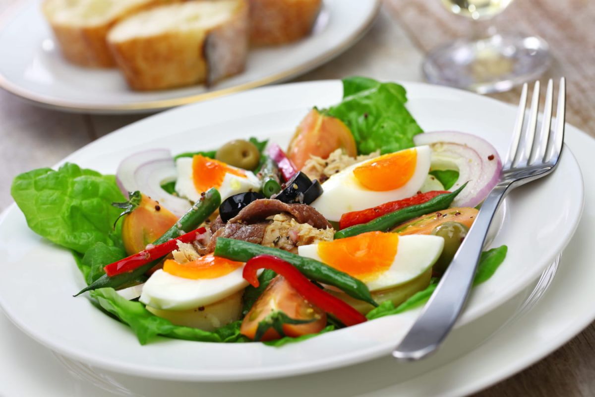 L'art de la salade niçoise : une tradition à ne pas trahir