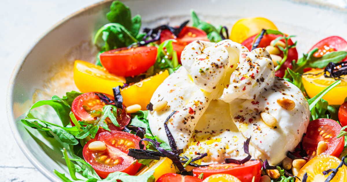 Une salade soleil à la nectarine et burrata pour un été délicieusement léger