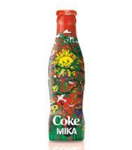 Mika réinvente la bouteille Club Coke avec une touche de bonheur