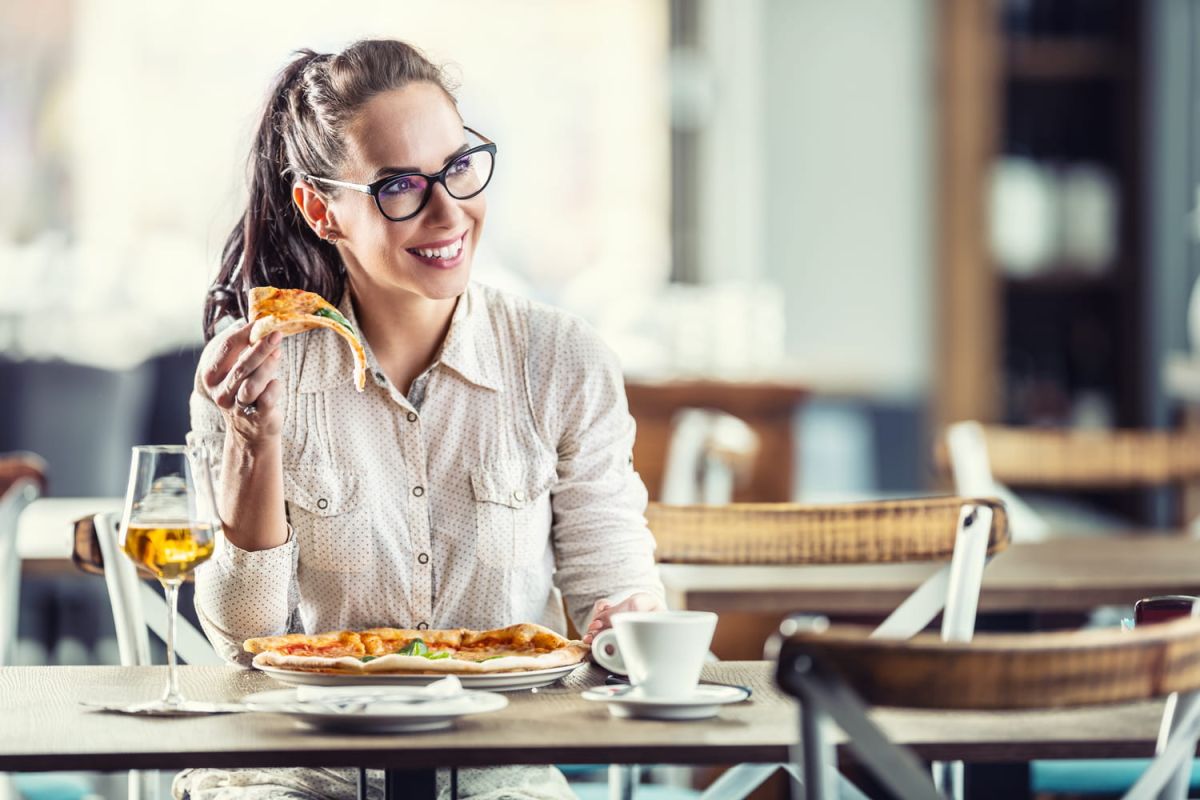 Découvrez le plaisir dînant en solo : osez la solitude au restaurant